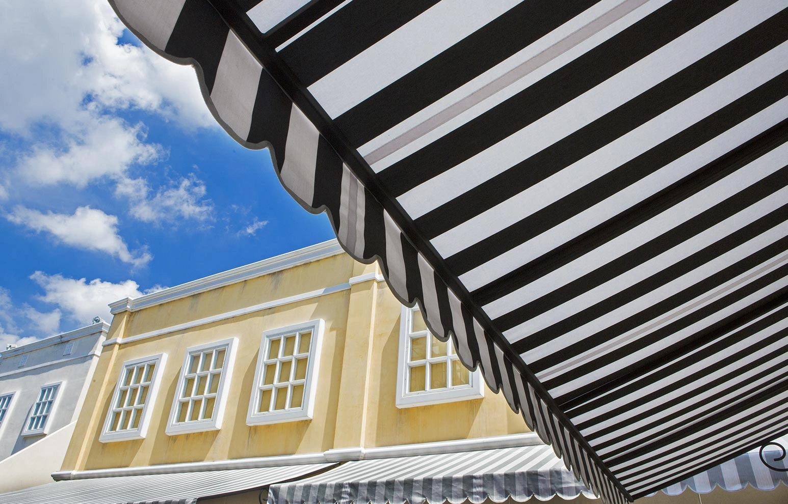 Outdoor Retractable Awnings